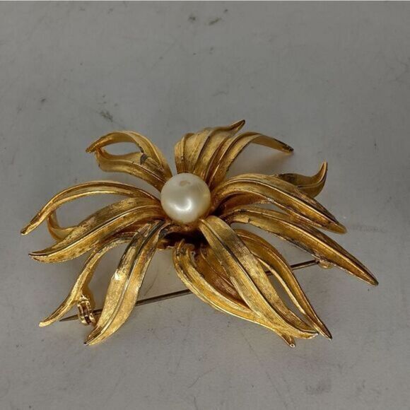 Judy Lee faux pearl designer signed pin‎ - Picture 3 of 7